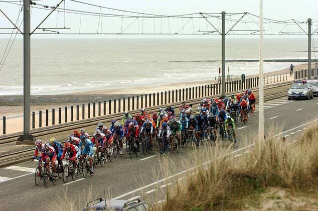 Das Fahrerfeld passiert das Meer -  Radsport Herren Gent - Wevelgem 2005, ProTour, Straßenradsport, Straße, Rad, Vdig Totale
