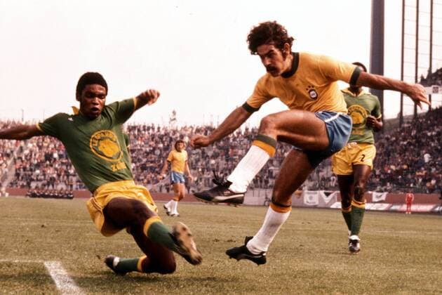 Boba Lobilo (li., Zaire) kommt gegen Roberto Rivelino (Brasilien) zu spät Fußball WM Herren Weltmeisterschaft 1974, Länderspiel, Nationalmannschaft, Nationalteam, Nationaltrikot Gruppe Frankfurt M. Dynamik,