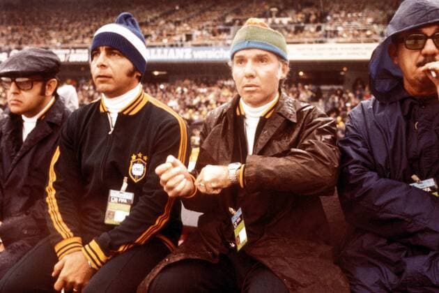 Nationaltrainer Mario Zagalo (re., Brasilien) verfolgt das Spielgeschehen Fußball WM Herren Weltmeisterschaft 1974, Länderspiel, Nationalmannschaft, Nationalteam Gruppe Frankfurt M.