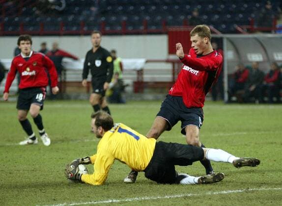 Torwart Fabien Cool (Auxerre) klärt vor Aleksei Berezutski (ZSKA Moskau) Fußball EC 3 Herren UEFA Cup 2004 2005, Pokal, Europapokal, Europacup, CSKA Moskau - AJ Auxerre 4:0, Vdig Gruppe Moskau Dynamik,