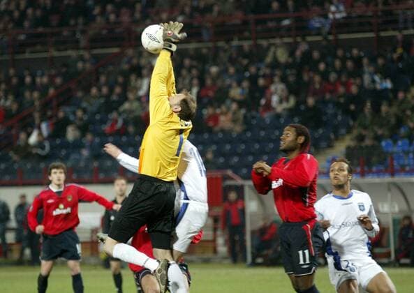 Torwart Fabien Cool (Auxerre) fängt den Ball, re. Vagner Love (ZSKA Moskau, 2.v.re.) gegen Younes Kaboul (Auxerre, re.) Fußball EC 3 Herren UEFA Cup 2004 2005, Pokal, Europapokal, Europacup, CSKA Moskau - AJ Auxerre 4:0, Vdig Gruppe Moskau Dynamik,