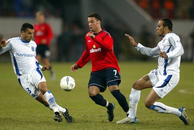 Daniel Carvalho (ZSKA Moskau, Mitte) gegen Jean Sebastien Jaures (li.) und Younes Kaboul (beide AJ Auxerre) Fußball EC 3 Herren UEFA Cup 2004 2005, Pokal, Europapokal, Europacup, CSKA Moskau - AJ Auxerre 4:0, Vdig Gruppe Moskau Dynamik,