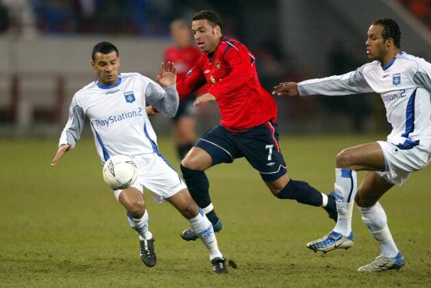 Daniel Carvalho (ZSKA Moskau, Mitte) gegen Jean Sebastien Jaures (li.) und Younes Kaboul (beide AJ Auxerre) Fußball EC 3 Herren UEFA Cup 2004 2005, Pokal, Europapokal, Europacup, CSKA Moskau - AJ Auxerre 4:0, Vdig Gruppe Moskau Dynamik,