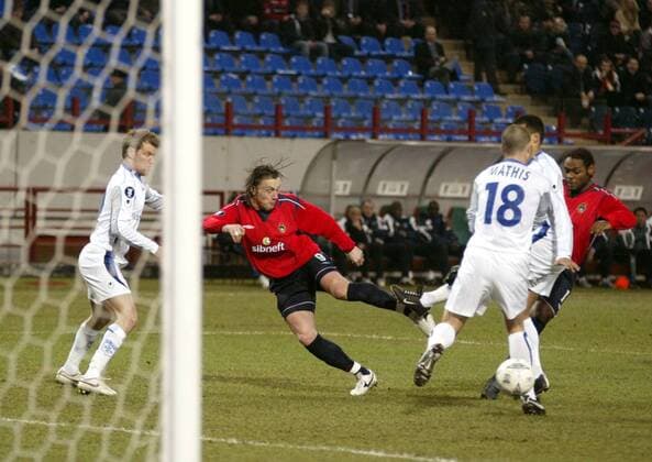 Ivica Olic (ZSKA Moskau, 2.v.li.) gegen Lionel Mathis (Auxerre, 2.v.re.) Fußball EC 3 Herren UEFA Cup 2004 2005, Pokal, Europapokal, Europacup, CSKA Moskau - AJ Auxerre 4:0, Vdig Gruppe Moskau Dynamik,