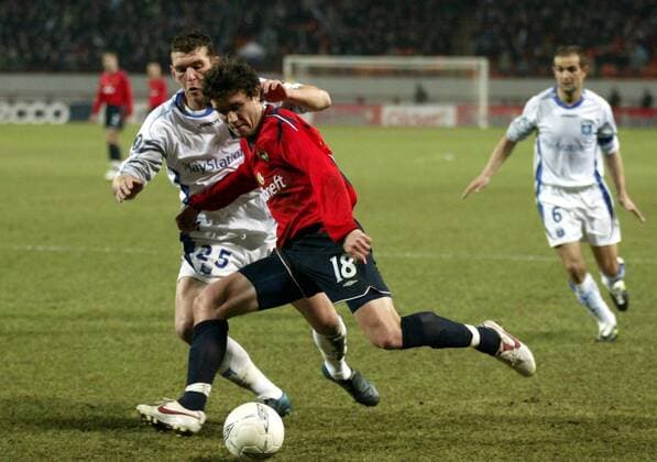 Yuri Zhirkov (ZSKA Moskau, re.) gegen David Recorbet (Auxerre) Fußball EC 3 Herren UEFA Cup 2004 2005, Pokal, Europapokal, Europacup, CSKA Moskau - AJ Auxerre 4:0, Vdig Gruppe Moskau Dynamik,