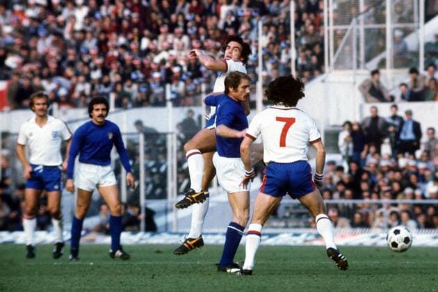 Romeo Benetti (Italien, 2.v.re.) gegen Kevin Keegan (England, re.) Fußball Länderspiel Herren Weltmeisterschaftsqualifikation 1976, Nationalmannschaft, Nationalteam, Nationaltrikot, Länderspiel Gruppe Qualifikation Rom