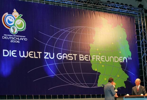 Die Welt zu Gast bei Freunden - der internationale Slogan zur Fußball Weltmeisterschaft 2006 in Deutschland Fußball WM Herren Vorschau 2005 Weltmeisterschaft 2006, WM Countdown, Pressetermin, Veranstaltung, Veranstaltungen Totale Köln