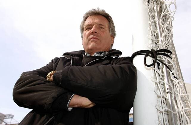 Vorstandsvorsitzender Rene C. Jäggi (Lautern) lehnt lässig an einem Torpfosten Fußball Herren Saison 2004 2005, Shooting, Fotoshooting, Fototermin, Vdig Einzelbild Kaiserslautern