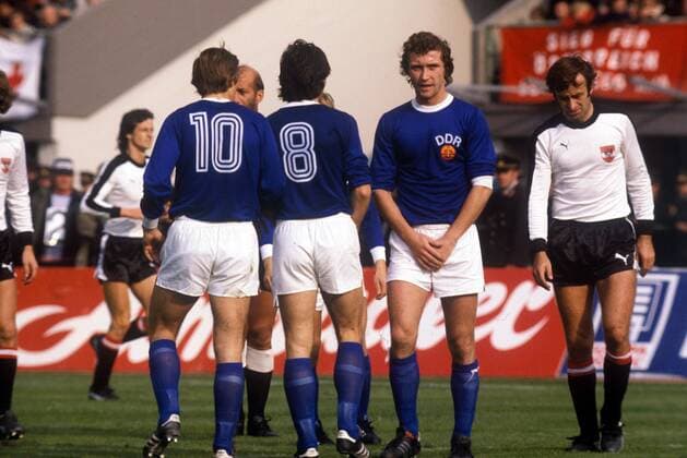 Abwehrmauer DDR, v.li.: Lutz Lindemann, Reinhard Häfner, Gerd Weber, daneben Josef Hickersberger (Österreich) Fußball Länderspiel Herren Weltmeisterschaftsqualifikation 1977, Nationalmannschaft, Nationalteam, Nationaltrikot, Länderspiel Gruppe Qualifikation Wien