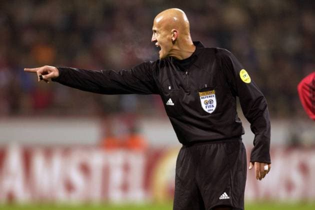 FIFA Schiedsrichter Pierluigi Collina (Italien) gibt Anweisungen Fußball EC 1 Herren Champions League 2004 2005 Einzelbild Leverkusen