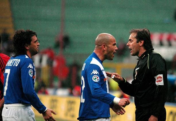 Luigi Di Biagio (Brescia Calcio, Mitte) diskutiert lautstark mit Schiedsrichter Pasquale Rodomonti, Omar Milanetto (Brescia Calcio) kommt hinzu Fußball Herren Serie A 2004 2005, 1. Italienische Liga, Brescia Calcio Gruppe Mailand