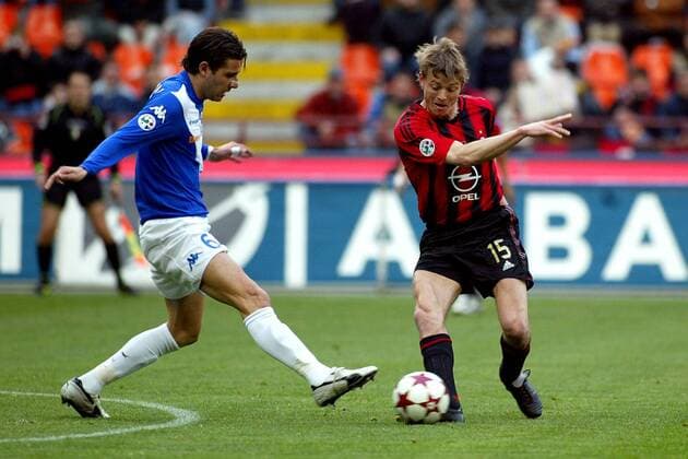 Jon Dahl Tomasson (Milan, re.) gegen Davide Zoboli (Brescia Calcio) Fußball Herren Serie A 2004 2005, 1. Italienische Liga, AC Mailand - Brescia Calcio 1:1 Gruppe Mailand Dynamik,