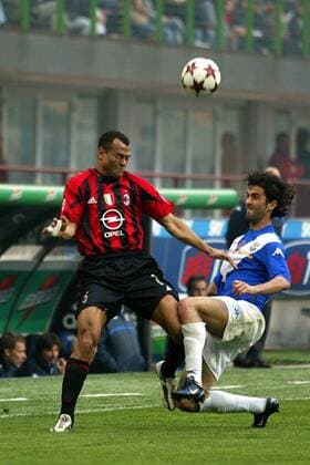 Cafu (Milan, li.) gegen Simone Del Nero (Brescia Calcio) Fußball Herren Serie A 2004 2005, 1. Italienische Liga, AC Mailand - Brescia Calcio 1:1 Gruppe Mailand Kampf, Dynamik