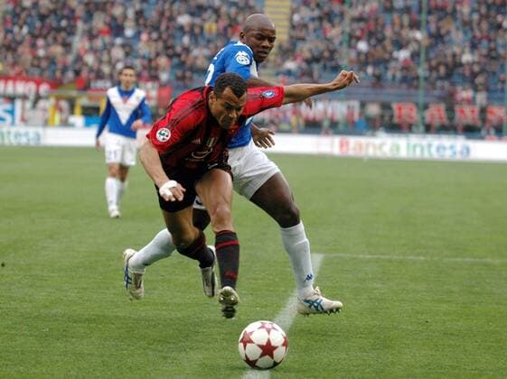 Cafu (Milan, li.) gegen Pierre Wome (Brescia Calcio) Fußball Herren Serie A 2004 2005, 1. Italienische Liga, AC Mailand - Brescia Calcio 1:1 Gruppe Mailand Dynamik, Kampf,