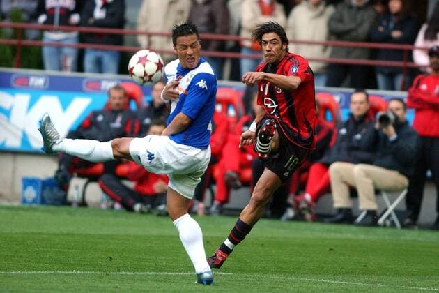 Rui Costa (Milan, re.) zieht ab und trifft zum 1:0, Gilberto Martinez (Brescia Calcio) dreht sich weg Fußball Herren Serie A 2004 2005, 1. Italienische Liga, AC Mailand - Brescia Calcio 1:1 Gruppe Mailand Dynamik,
