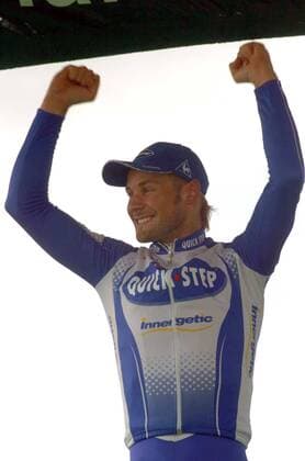 Tom Boonen (Belgien Quick Step) gewinnt Paris - Roubaix 2005 -  Radsport Herren Paris - Roubaix 2005, Straßenradsport, Straße, Rad Einzelbild Freude,