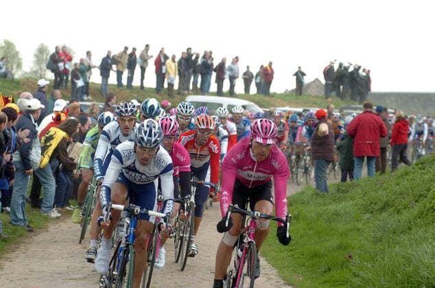 Erik Zabel (Deutschland T Mobile, re.) führt das Hauptfeld an -  Radsport Herren Paris - Roubaix 2005, Straßenradsport, Straße, Rad Gruppe