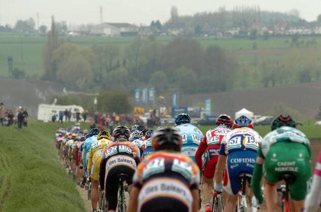 Hauptfeld bei Paris - Roubaix -  Radsport Herren Paris - Roubaix 2005, Straßenradsport, Straße, Rad Gruppe Weite