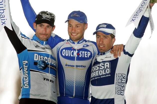 Siegerehrung Paris - Roubaix 2005, - v.li. Zweitplazierter George Hincapie (USA Discovery Channel), Sieger Tom Boonen (Belgien Quick Step Innergetic) und der Drittplazierte Juan Antonio Flecha (Spanien Fassa Bortolo) Radsport Herren Paris - Roubaix 2005, ProTour, Straßenradsport, Straße, Rad Gruppe Paris - Roubaix Freude,