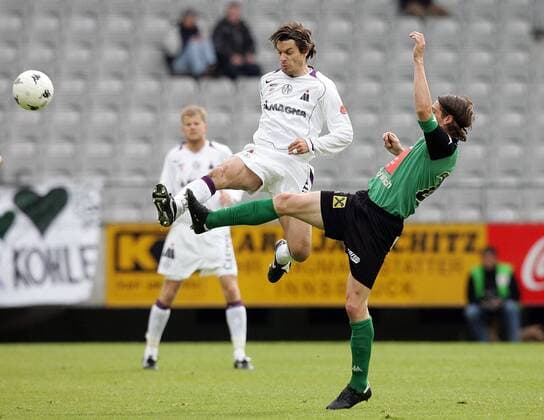 Jocelyn Blanchard (Austria, li.) gegen Theo Grüner (Tirol) Fußball Herren tmobileBundesliga 2004 2005, 1. Österreichische Liga, Vdig Gruppe Innsbruck Dynamik, Kampf,