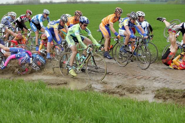 Massensturz bei Paris - Roubaix 2005 - Nicola Loda (Italien Liquigas Bianchi, vorn) ist glücklicherweise nicht daran beteiligt Radsport Herren Paris - Roubaix 2005, ProTour, Straßenradsport, Straße, Rad Totale Paris - Roubaix