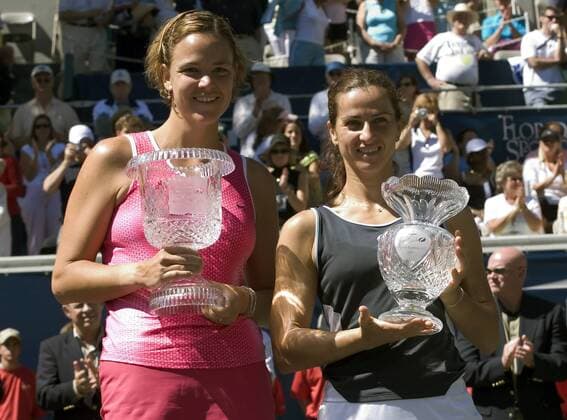 Siegerin Lindsay Davenport (USA, li.) und Silvia Farina Elia (Italien) präsentieren während der Siegerehrung der Bausch and Lomb Championships 2005 in Amelia Island ihre Trophäen - (Icon7932872) Tennis Damen Bausch and Lomb Championships 2005, WTA Tour, Finale, Endspiel Gruppe Amelia Island Freude, EDITORIAL USE ONLY