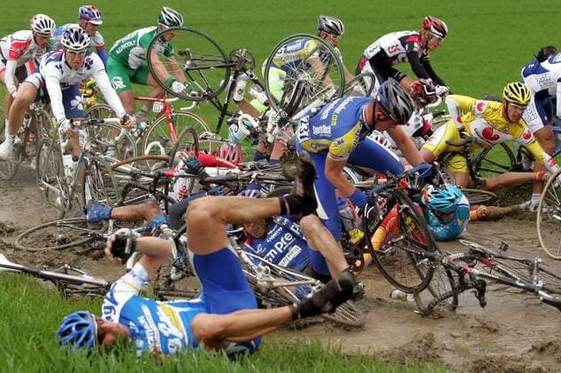 Massensturz bei Paris - Roubaix 2005 - Stefan van Dijk (Niederlande MrBookmaker.com, vorn re.) erwischt es auch Radsport Herren Paris - Roubaix 2005, ProTour, Straßenradsport, Straße, Rad Totale Paris - Roubaix