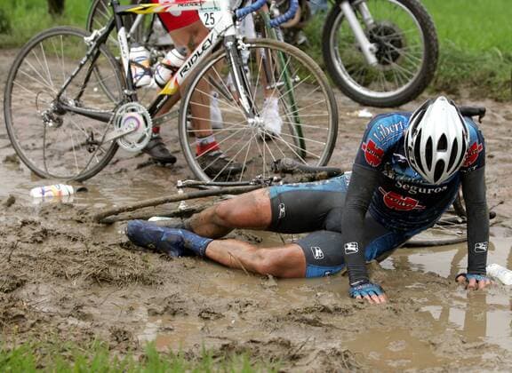 Allan Davis (Australien Liberty Seguros) liegt nach einem Sturz benommen im Matsch Radsport Herren Paris - Roubaix 2005, ProTour, Straßenradsport, Straße, Rad Einzelbild Paris - Roubaix Erschöpfung,