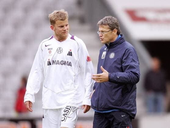 Mikael Antonsson (li.) im Gespräch mit Sportdirektor Günter Kronsteiner (beide Austria) Fußball Herren tmobileBundesliga 2004 2005, 1. Österreichische Liga, FK Austria Memphis Magna Wien, Vdig Gruppe Innsbruck