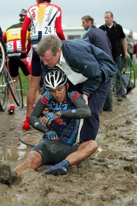 Allan Davis (Australien Liberty Seguros) wird nach seinem Sturz von Tourarzt Dr. Gerard Porte (Frankreich) gestützt Radsport Herren Paris - Roubaix 2005, ProTour, Straßenradsport, Straße, Rad Gruppe Paris - Roubaix