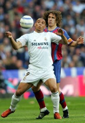 Ronaldo (Real Madrid, li.) am Ball vor Carles Puyol (FC Barcelona) -  Fußball Herren Primera Division 2004 2005, 1. Spanische Liga, Real Madrid CF - FC Barcelona 4:2, Barca, Vdig, Gruppe Madrid Dynamik,
