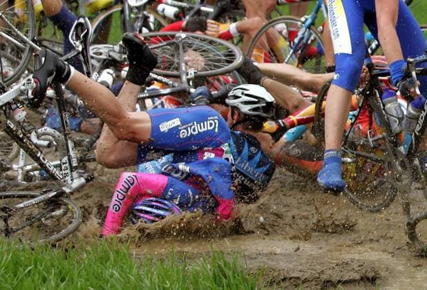 Massensturz bei Paris - Roubaix 2005 - Daniele Righi (Italien Lampre) gehört zu den Leidtragenden und landet im Dreck (Serie 5 5) Radsport Herren Paris Roubaix 2005, Pro Tour, ProTour, Straßenradsport, Straße, Rad, Vdig, Gruppe Paris - Roubaix Dynamik,
