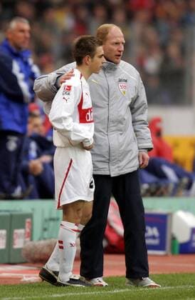 Philipp Lahm vor seiner Einwechslung mit Trainer Matthias Sammer (beide Stuttgart) Fußball 1. BL Herren Saison 2004 2005, VfB Stuttgart Gruppe Stuttgart