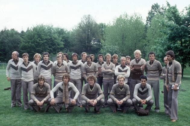 BR Deutschland, hi.v.li.: Bundestrainer Helmut Schön, Michael Bella, Gerd Zewe, Bernd Franke, Bernard Dietz, Dieter Burdenski, Hans Georg Schwarzenbeck, Harald Konopka, Dieter Müller, Bernd Hölzenbein, Rüdiger Abramczik, Berti Vogts, Klaus Fischer.. Fußball WM Herren Weltmeisterschaft 1978, Nationalmannschaft, Nationalteam, Mannschaftsbild, BRD Totale Bernd, Bernhard, Hans Hubert, Karlheinz, Rüßmann Frankfurt M., 70er, 70 er Jahre, Siebziger