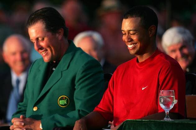 Masterssieger Eldrick Tiger Woods (re.) freut sich schon darauf, dass grüne Sakko von Vorjahressieger Phil Mickelson (beide USA) zu übernehmen - (Icon5937508) Golf Herren Masters 2005, PGA Tour, Golfen Gruppe Augusta Glück, Freude, EDITORIAL USE ONLY