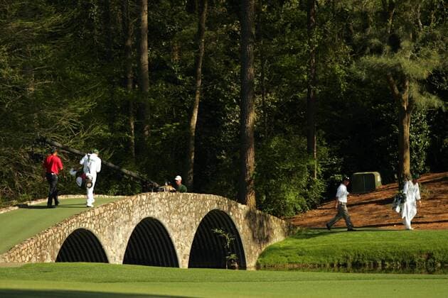 Die Hogan Bridge schmückt die wunderschöne Golfanlage Augusta National, Austragungsort der Golf Masters - (Icon5937477) Golf Herren Masters 2005, PGA Tour, Golfen Totale Augusta National Golf Club Augusta EDITORIAL USE ONLY