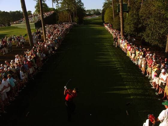 Die Zuschauer stehen beim Abschlag von Eldrick Tiger Woods (USA) in einer Gasse eng Spalier - (Icon5937478) Golf Herren Masters 2005, PGA Tour, Golfen Totale Augusta National Augusta EDITORIAL USE ONLY