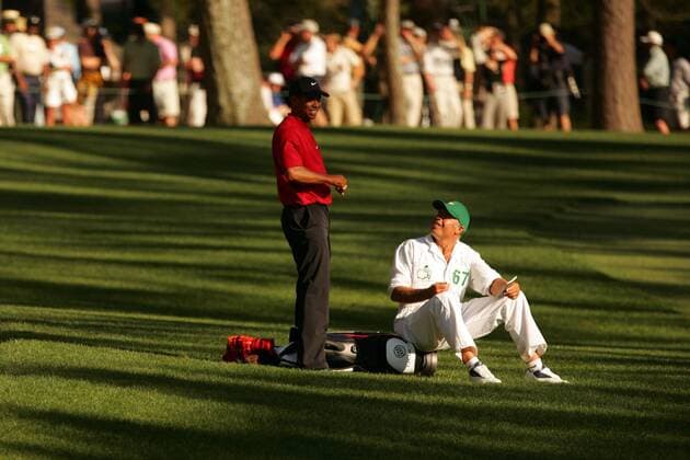 Eldrick Tiger Woods (USA, li.) hat Pause und nutzt die Gelegenheit für einen Plausch mit seinem Caddy Steve Williams (Neuseeland) - (Icon5937479) Golf Herren Masters 2005, PGA Tour, Golfen Gruppe Augusta EDITORIAL USE ONLY