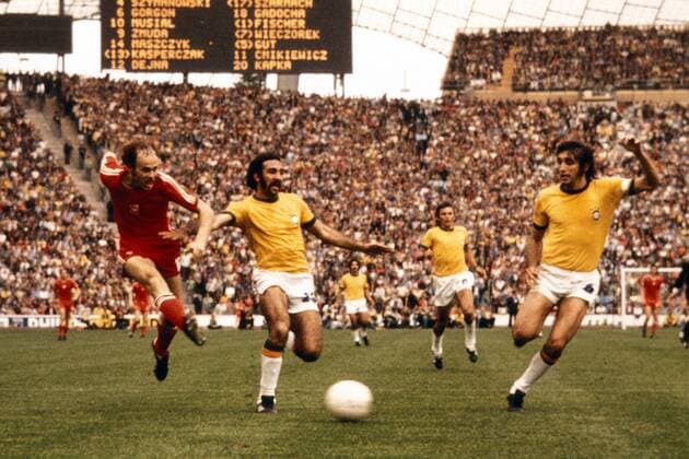 Grzegorz Lato (li., Polen) zieht ab, Alfredo Mostarda Filho (Mitte) und Mario Marinho Peres (beide Brasilien) kommen zu spät Fußball WM Herren Weltmeisterschaft 1974, Länderspiel, Nationalmannschaft, Nationalteam, Nationaltrikot, Gruppe Olympiastadion München Dynamik,
