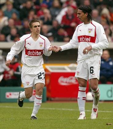 Fernando Meira (re.) begrüßt den eingewechselten Philipp Lahm (beide Stuttgart) Fußball 1. BL Herren Saison 2004 2005, VfB Stuttgart Gruppe Stuttgart