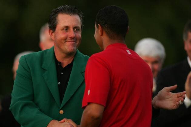 Vorjahressieger Phil Mickelson (li.) gratuliert seinem Nachfolger Eldrick Tiger Woods (beide USA) und wird ihm auch gleich das grüne Jacket für den Sieg beim Masters 2005 überreichen - (Icon5937506) Golf Herren Masters 2005, PGA Tour, Golfen Gruppe Augusta EDITORIAL USE ONLY