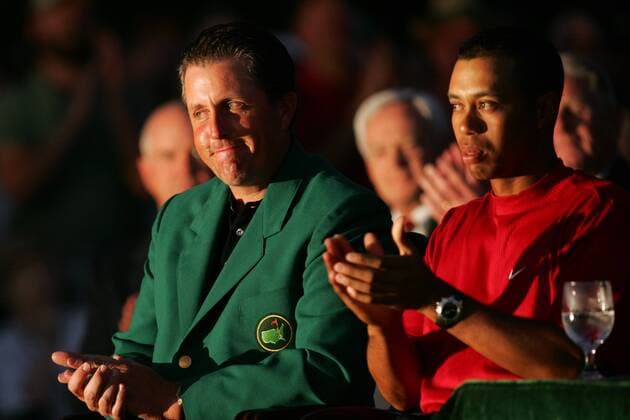 Vorjahressieger Phil Mickelson (li.) und sein Nachfolger Eldrick Tiger Woods (beide USA) klatschen - (Icon5937509) Golf Herren Masters 2005, PGA Tour, Golfen Gruppe Augusta EDITORIAL USE ONLY