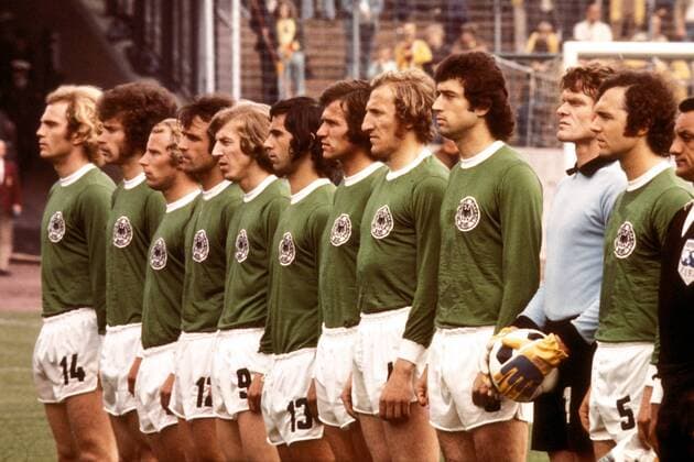 Mannschaftsbild BR Deutschland, v.re.: Franz Beckenbauer, Torwart Sepp Maier, Bernd Cullmann, Hans Georg Schwarzenbeck, Jupp Heynckes, Gerd Müller, Jürgen Grabowski, Wolfgang Overath, Berti Vogts, Paul Breitner und Uli Hoeneß Fußball WM Herren Weltmeisterschaft 1974, Länderspiel, Nationalmannschaft, Nationalteam, Nationaltrikot, Totale Hamburg