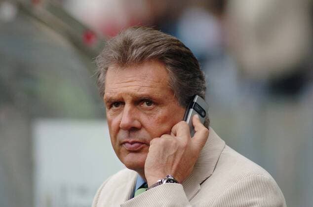 Vorstandsvorsitzender Rene C. Jäggi (Lautern) telefoniert Fußball 1. BL Herren Saison 2004 2005, 1. FC Kaiserslautern Einzelbild Bielefeld
