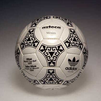 Der Adidas Azteca - offizieller Spielball der Weltmeisterschaft 1986 in Mexiko Fußball WM Herren DEUTSCHSPRACHIGE SPORTZEITSCHRIFTEN UND -ZEITUNGEN NUR NACH RÜCKSPRACHE, Shooting 1985, Fototermin Einzelbild Aufnahmedatum geschätzt