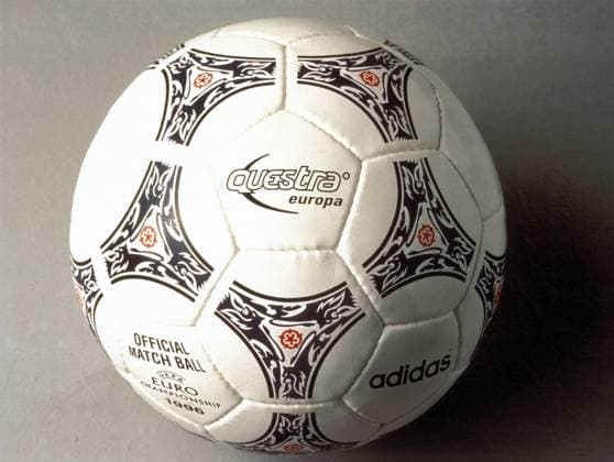 Der Adidas Questra Europa - offizieller Spielball der Europameisterschaft 1996 in England Fußball EM Herren DEUTSCHSPRACHIGE SPORTZEITSCHRIFTEN UND -ZEITUNGEN NUR NACH RÜCKSPRACHE, Shooting 1995, Fotoshooting Einzelbild Aufnahmedatum geschätzt