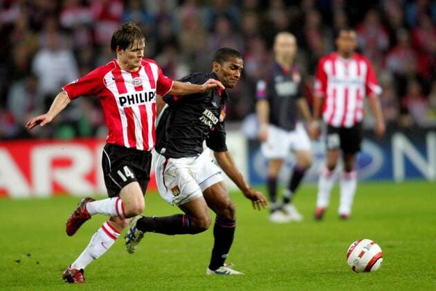 Florent Malouda (Lyon, re.) gegen Johann Vogel (Eindhoven) Fußball EC 1 Herren Champions League 2004 2005, PSV Eindhoven - Olympique Lyonnais 5:3 n. E., OL, Vdig Gruppe pan8946 Eindhoven Dynamik,  
