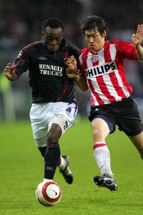 Mickael Essien (Lyon, li.) gegen Ji Sung Park (Eindhoven) Fußball EC 1 Herren Champions League 2004 2005, PSV Eindhoven - Olympique Lyonnais 5:3 n. E., OL, Vdig Gruppe pan8946 Eindhoven Dynamik,  