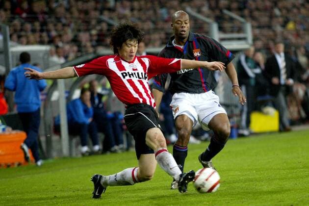 Ji Sung Park (Eindhoven, li.) gegen Sylvain Wiltord (Lyon) Fußball EC 1 Herren Champions League 2004 2005, PSV Eindhoven - Olympique Lyonnais 5:3 n. E., OL, Vdig Gruppe pan8946 Eindhoven Dynamik,  