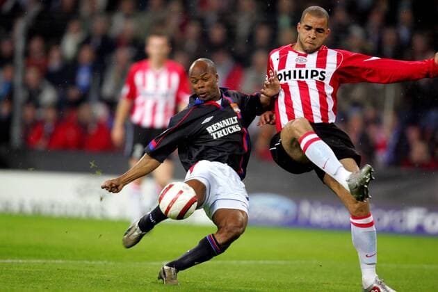 Sylvain Wiltord (Lyon, li.) gegen Alex (Eindhoven) Fußball EC 1 Herren Champions League 2004 2005, PSV Eindhoven - Olympique Lyonnais 5:3 n. E., OL, Vdig Gruppe pan8947 Eindhoven Dynamik,  